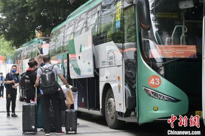 达洛特是右脚球员踢左路，这样做效果很好，但对前锋来说并不总是有利的。